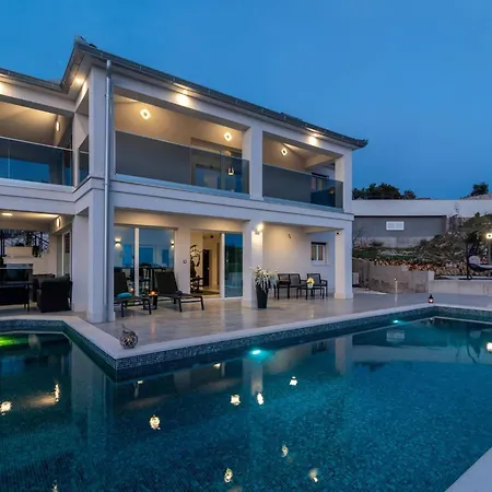Luminous Infinity With Pool And Gym - Six Bedroom With Pool Villa