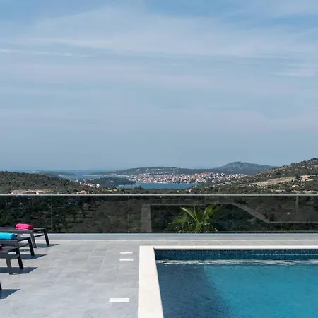 Luminous Infinity With Pool And Gym - Six Bedroom With Pool Villa *