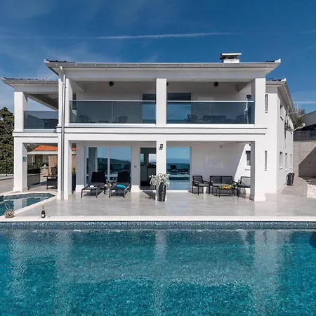 Villa Luminous Infinity With Pool And Gym - Six Bedroom With Pool