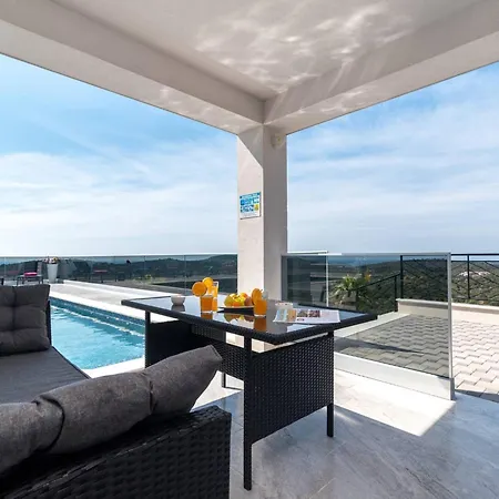 Luminous Infinity With Pool And Gym - Six Bedroom With Pool Villa *
