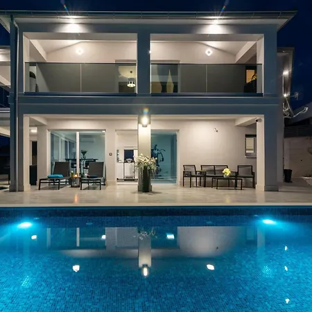 Luminous Infinity With Pool And Gym - Six Bedroom With Pool *