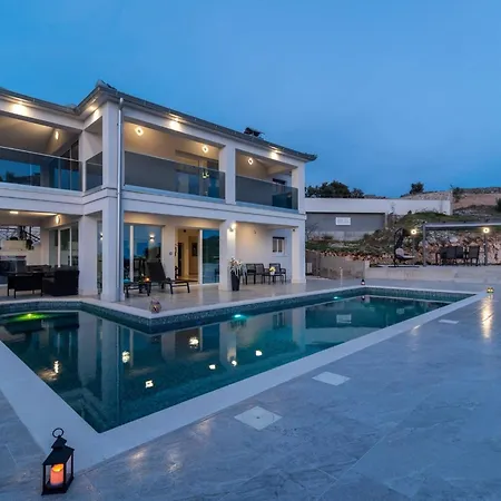 Luminous Infinity With Pool And Gym - Six Bedroom With Pool *