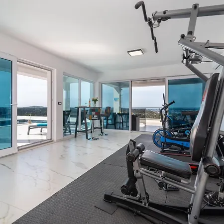 Luminous Infinity With Pool And Gym - Six Bedroom With Pool * Rogoznica (Sibenik-Knin)