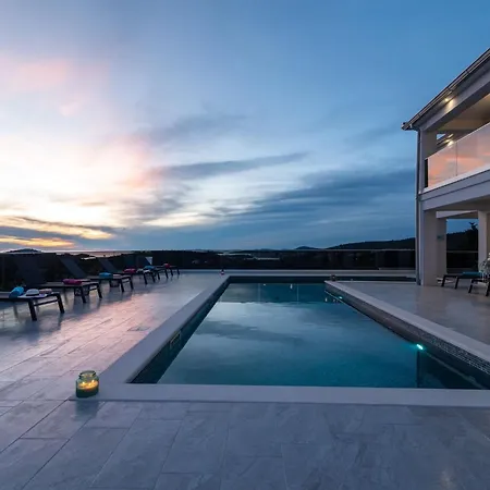Luminous Infinity With Pool And Gym - Six Bedroom With Pool